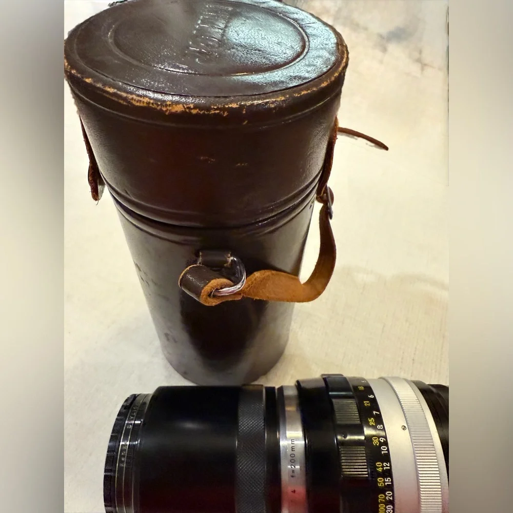 Nikon Nikkor-Q Auto 1:4 f=200mm. Japan vintage includes vintage leather case.